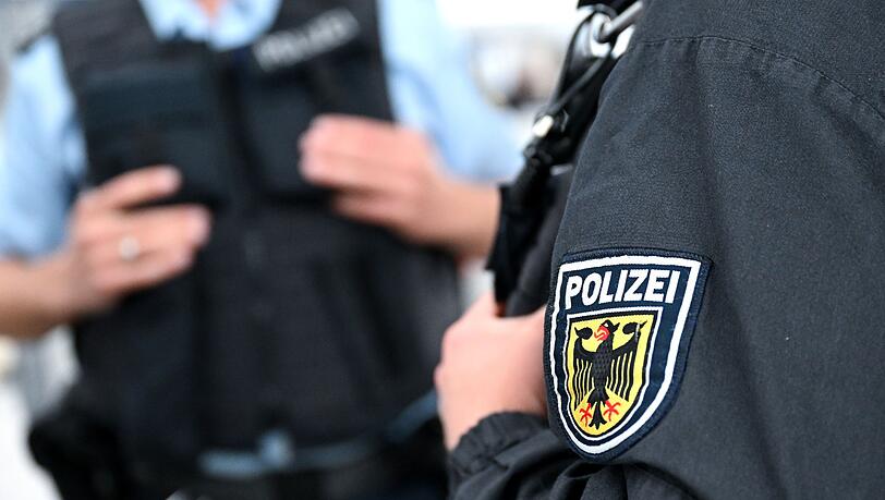 Die Bundespolizei musste den Mann am Sonntag zweimal festnehmen. (Symbolbild)