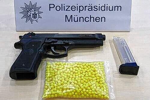 Sichergestellt: Diese Softair-Waffe hat einen 17-Jährigen ganz schön in Schwierigkeiten gebracht.