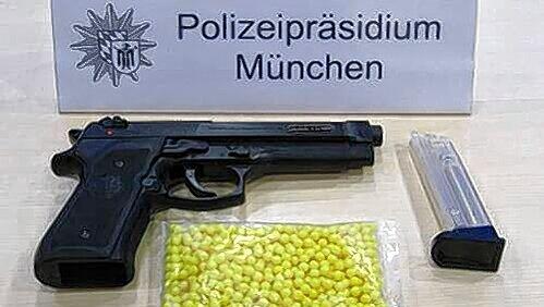 Sichergestellt: Diese Softair-Waffe hat einen 17-Jährigen ganz schön in Schwierigkeiten gebracht. Sichergestellt: Diese Softair-Waffe hat einen 17-Jährigen ganz schön in Schwierigkeiten gebracht.