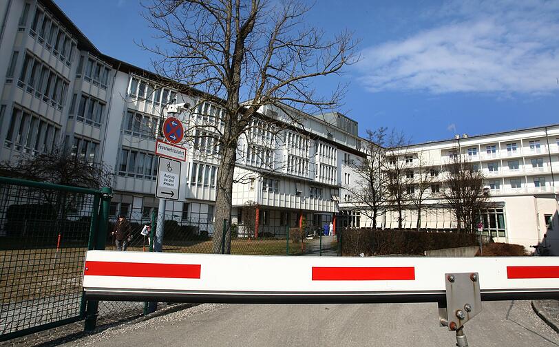 Nur durch eine Autoschranke ist der Zugang zum Krankenhaus behindert.