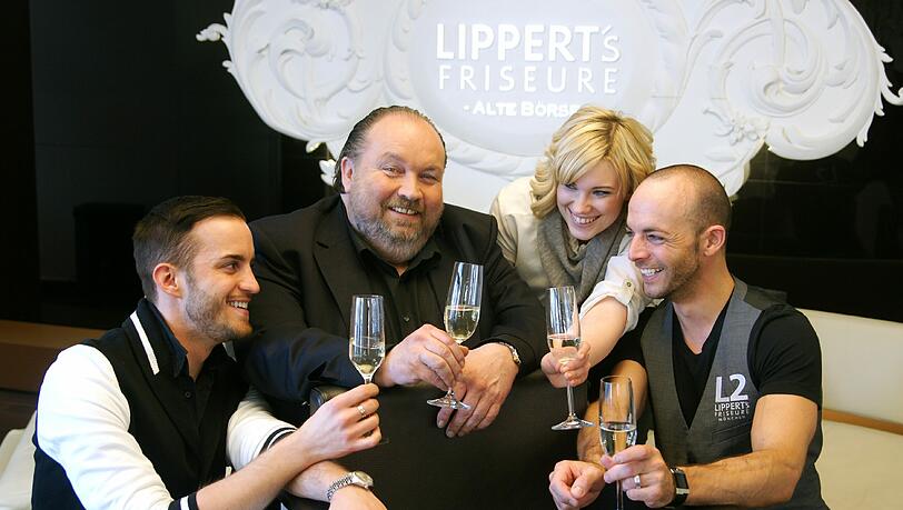 Anstoßen aufs Wochenende: Wolfgang Lippert mit seinen Mitarbeitern Alexander, Angelina und Marcello (r.). Anstoßen aufs Wochenende: Wolfgang Lippert mit seinen Mitarbeitern Alexander, Angelina und Marcello (r.).