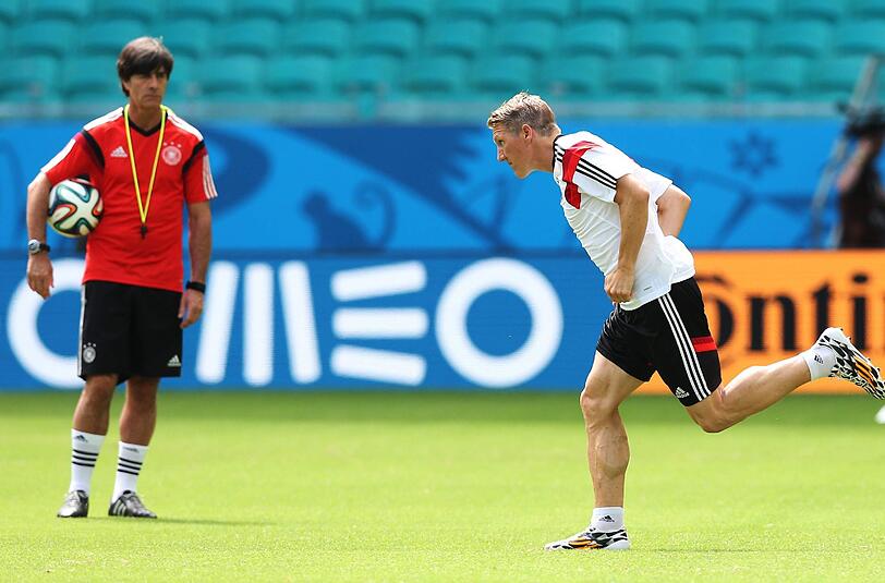 Bundestrainer Joachim Löw (li.) bastelt am neuen Geheimplan für das Spiel gegen Ghana. Ob Bastian Schweinsteiger dabei eine Rolle spielt?