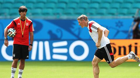 Bundestrainer Joachim Löw (li.) bastelt am neuen Geheimplan für das Spiel gegen Ghana. Ob Bastian Schweinsteiger dabei eine Rolle spielt?