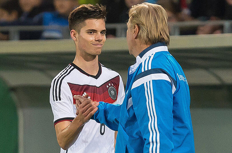 Ex-1860-Profi Julian Weigl - jetzt Dortmund - mit U21-Coach Horst Hrubesch (rechts).