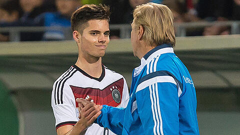Ex-1860-Profi Julian Weigl - jetzt Dortmund - mit U21-Coach Horst Hrubesch (rechts).