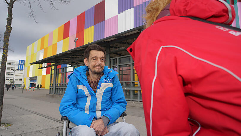 Roland Mittag (54) ist zurzeit auf den Rollstuhl angewiesen und traut sich nicht, allein mit öffentlichen Verkehrsmitteln zu fahren. Deshalb lässt er sich von Roswitha S. begleiten. Roland Mittag (54) ist zurzeit auf den Rollstuhl angewiesen und traut sich nicht, allein mit öffentlichen Verkehrsmitteln zu fahren. Deshalb lässt er sich von Roswitha S. begleiten.