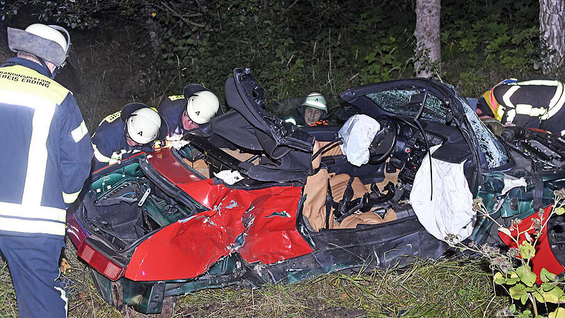 Auf einer Staatsstraße bei Erding kam es zu einem tödlichen Crash zwischen einem Alfa und einem BMW.