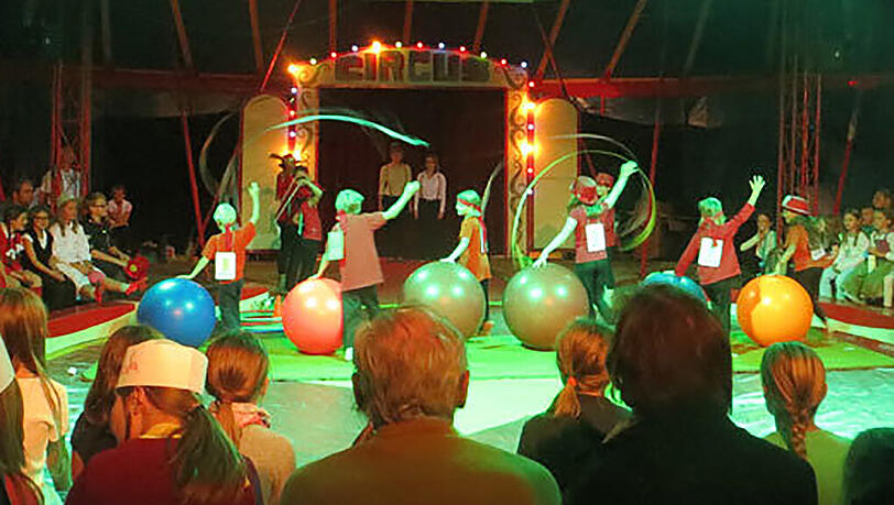 Zirkus Simsala ist der Mitmach-Zirkus für Kinder. Zirkus Simsala ist der Mitmach-Zirkus für Kinder.