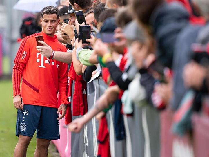 Philippe Coutinho schreibt nach den Training Autogramme. Foto: Sven Hoppe