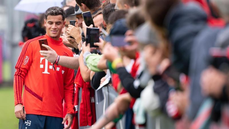 Philippe Coutinho schreibt nach den Training Autogramme. Foto: Sven Hoppe Philippe Coutinho schreibt nach den Training Autogramme. Foto: Sven Hoppe