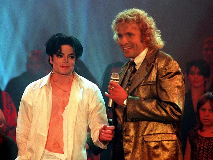 Popstar Michael Jackson (l) nach seinem Auftritt neben Moderator Thomas Gottschalk 1995 bei "Wetten, dass..?".