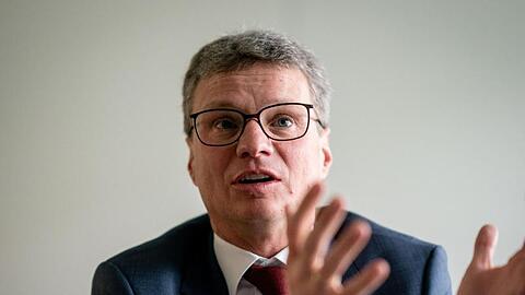 Bernd Sibler (CSU), Kulturminister in Bayern, gibt ein Pressestatement.