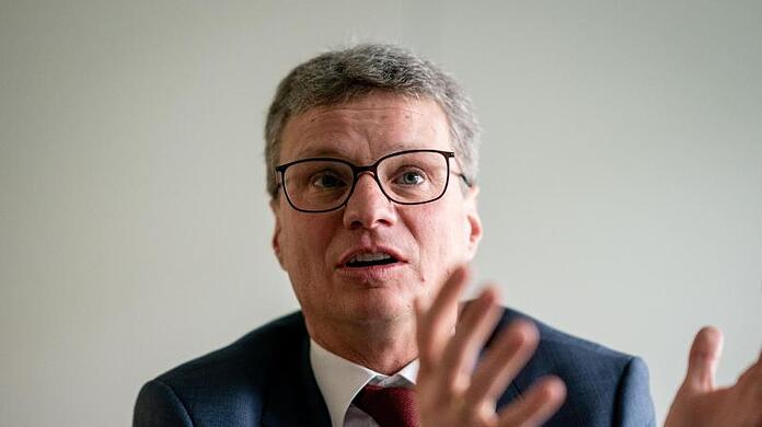 Bernd Sibler (CSU), Kulturminister in Bayern, gibt ein Pressestatement.