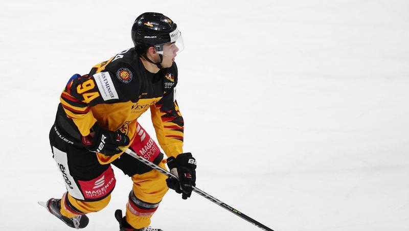 Eishockey-Nationalspieler John-Jason Peterka spielt den Puck.