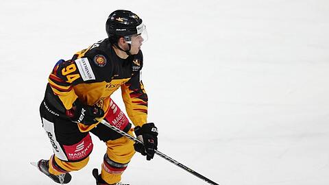 Eishockey-Nationalspieler John-Jason Peterka spielt den Puck.