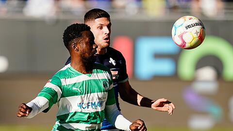 Gideon Jung (l) konnte mit Fürth einen Punkt bei Spitzenreiter Darmstadt 98 ergattern.
