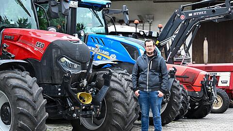 Das sind nicht alles Traktoren von Andreas Grünwald. Auf seinem Hof haben sich Landwirte, Gärtner und die CSU versammelt, um gegen eine Bebauung auf ihren Feldern zu demonstrieren.
