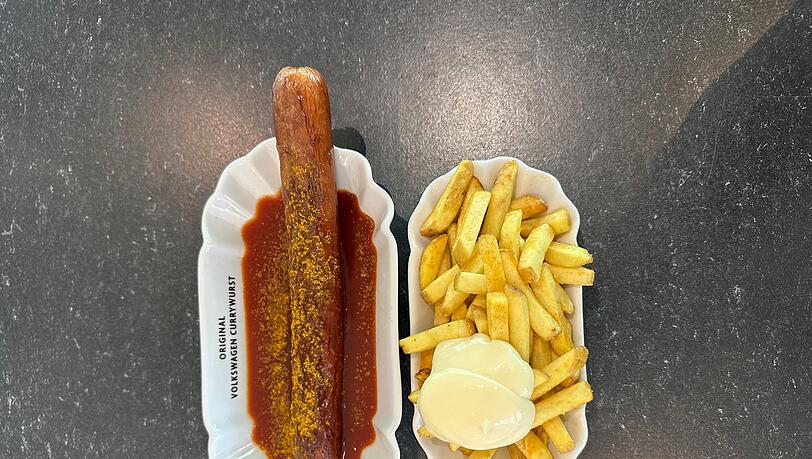 Einmal Currywurst mit Pommes in der Autostadt Wolfsburg - auch dort ist das Gericht zu kaufen, und zwar als "Volkswagen Currywurst". (Archivbild)