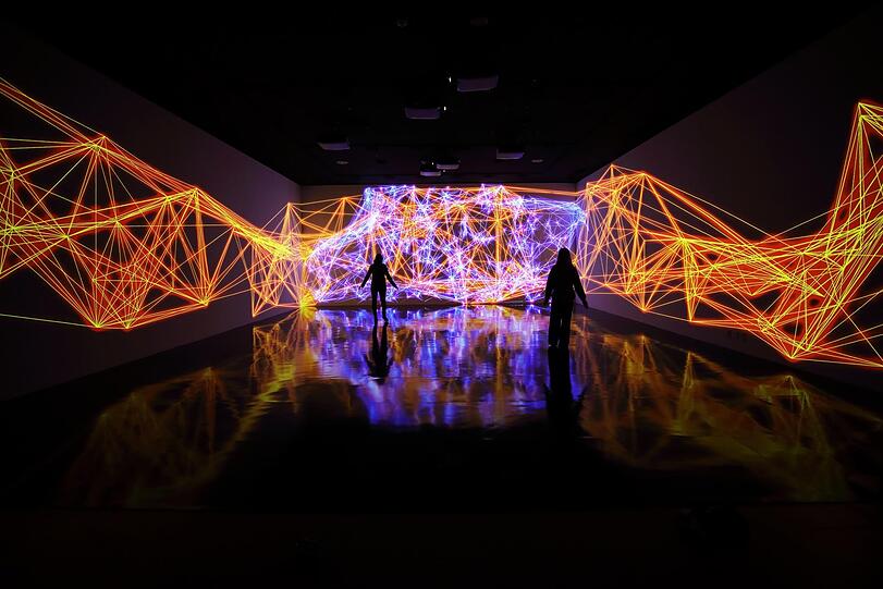 Miguel Chevalier erfindet komplexe Konstrukte wie in der Arbeit „Complex Meshes“ (seit 2015). Diese Installationsansicht stammt aus dem Ara Art Center in Seoul.
