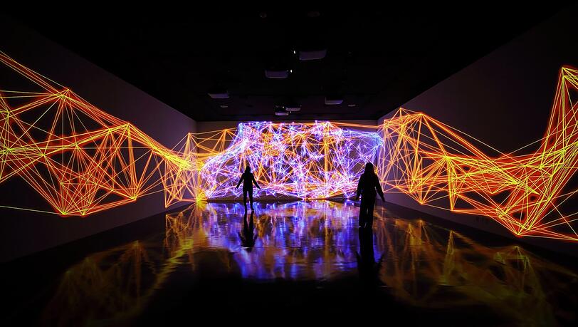 Miguel Chevalier erfindet komplexe Konstrukte wie in der Arbeit „Complex Meshes“ (seit 2015). Diese Installationsansicht stammt aus dem Ara Art Center in Seoul.