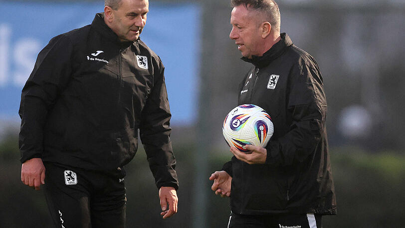 Bisher bei jeder Trainingseinheit des TSV 1860 auf dem Platz: Löwen-Boss Manfred Paula (links). Bisher bei jeder Trainingseinheit des TSV 1860 auf dem Platz: Löwen-Boss Manfred Paula (links).