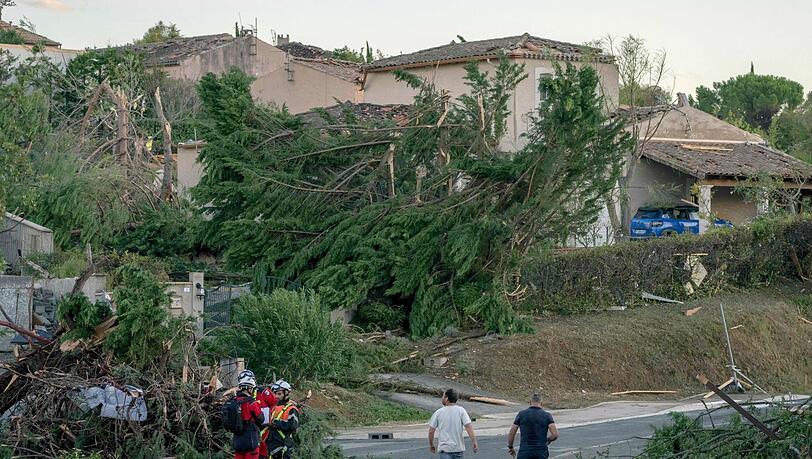 Nach dem Tornado untersuchen Einsatzkräfte die Häuser in der Gemeinde. Nach dem Tornado untersuchen Einsatzkräfte die Häuser in der Gemeinde.