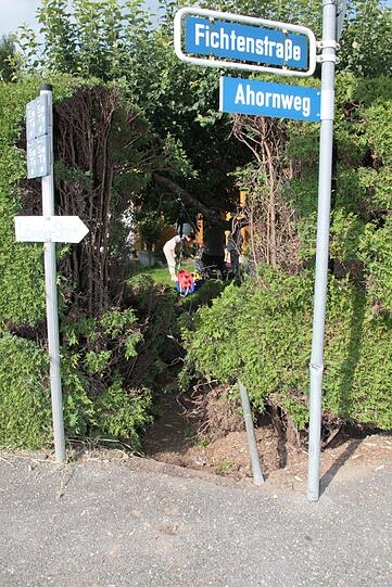 Kawasaiki-Fahrer rauscht durch die Hecke und wird schwer verletzt. Die Bilder.