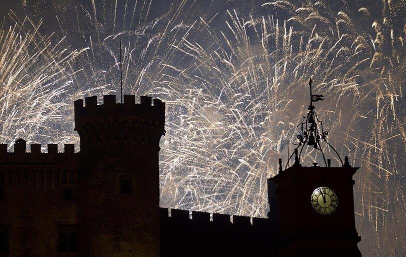 Ein gigantisches Feuerwerk zur Hochzeit von Petra Ecclestone und James Stunt.
