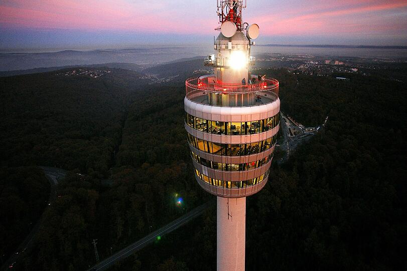 Das höchste Gebäude in Baden-Württemberg ist der Fernsehturm in Stuttgart. Mit 216 Metern ist er aber um einiges niedriger als das Pendant in Nürnberg. Punktestand: Bayern 5 : 3 Ba-Wü