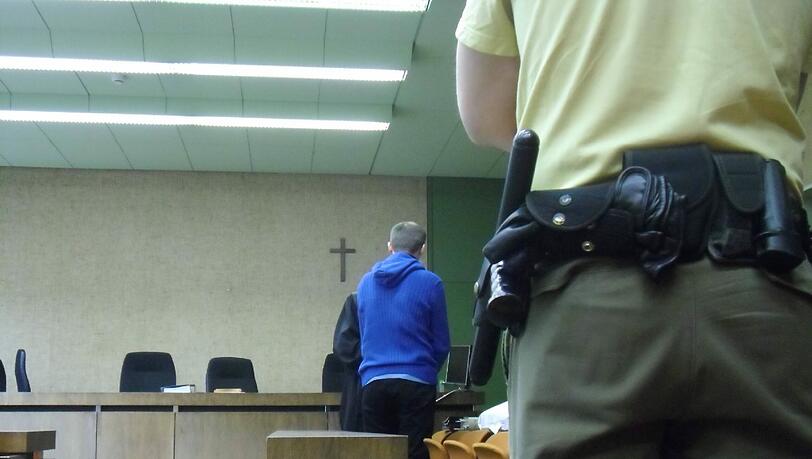 Hat er die Kinder seiner Lebensgefährtin schwer misshandelt? Peter R. vor Gericht. Hat er die Kinder seiner Lebensgefährtin schwer misshandelt? Peter R. vor Gericht.