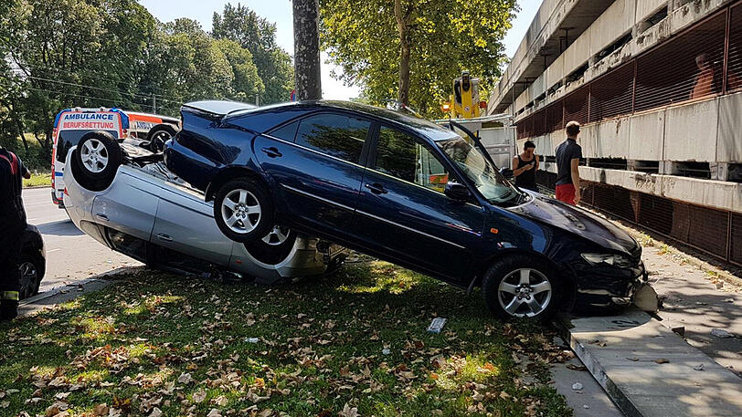 Ein 74-Jähriger stürzte aus einem Wiener Parkhaus. Zuvor schob er ein anderes Auto heraus.