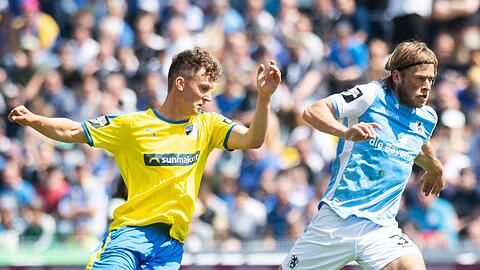 Zweikampf aus der letzten Saison: Löwe Kristian Böhnlein (re.) verfolgt von Jenas Jannis Kübler.