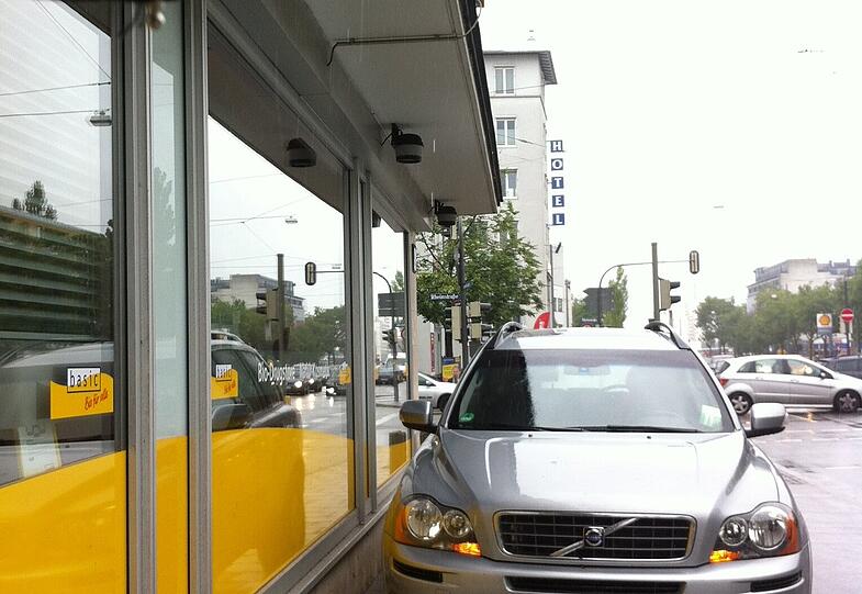 Der SUV steht mit Warnblinkanlage direkt auf dem Gehweg.