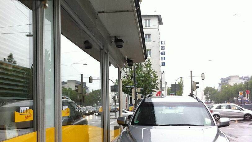 Der SUV steht mit Warnblinkanlage direkt auf dem Gehweg. Der SUV steht mit Warnblinkanlage direkt auf dem Gehweg.