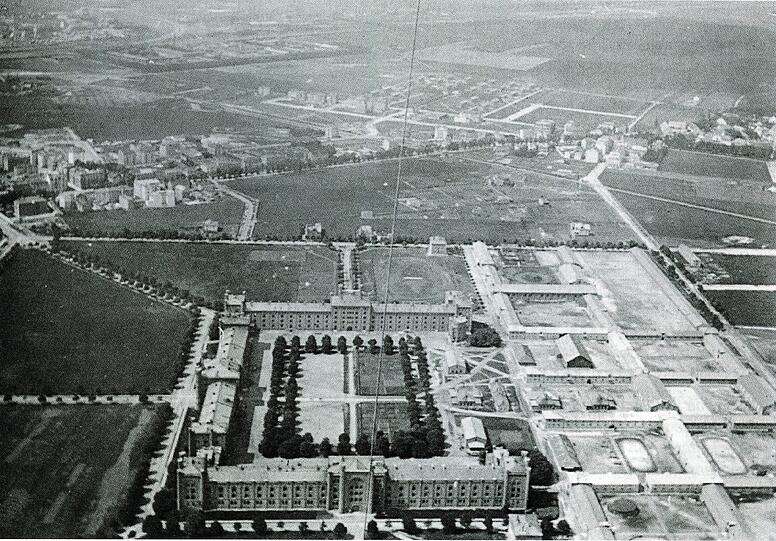 Dieses Luftbild stammt aus dem Jahr 1891 und wurde aus einem Ballon der Bayerischen Luftschifffahrtsabteilung gemacht. Zu sehen ist die ehemalige Max-II-Kaserne an der Leonrodstraße. Die Linie durch die Bildmitte ist die Ballon-Schnur.