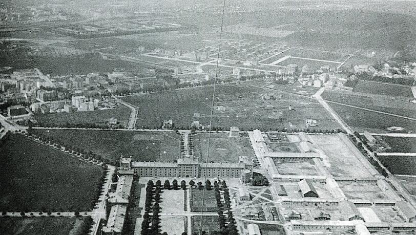 Dieses Luftbild stammt aus dem Jahr 1891 und wurde aus einem Ballon der Bayerischen Luftschifffahrtsabteilung gemacht. Zu sehen ist die ehemalige Max-II-Kaserne an der Leonrodstraße. Die Linie durch die Bildmitte ist die Ballon-Schnur. Dieses Luftbild stammt aus dem Jahr 1891 und wurde aus einem Ballon der Bayerischen Luftschifffahrtsabteilung gemacht. Zu sehen ist die ehemalige Max-II-Kaserne an der Leonrodstraße. Die Linie durch die Bildmitte ist die Ballon-Schnur.