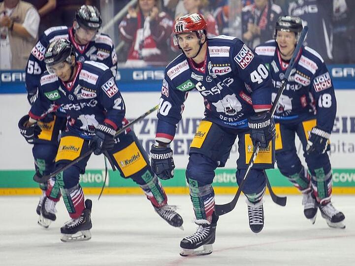 Der Berliner Maxim Lapierre (2.v.r) hat das 4:0 gegen die Grizzlys erzählt.