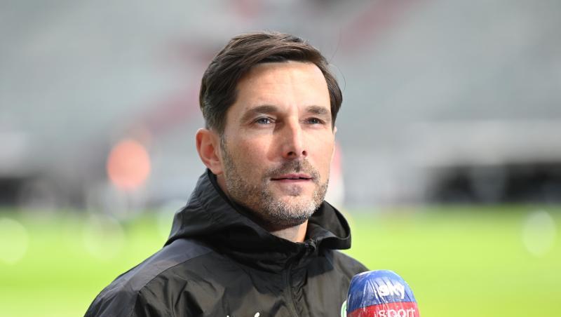 Trainer Stefan Leitl gibt ein Interview.