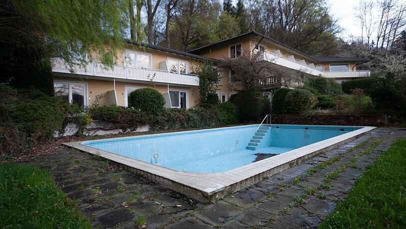 Einst ein beliebtes Motiv auf Klinik-Ansichtskarten: der Pool.