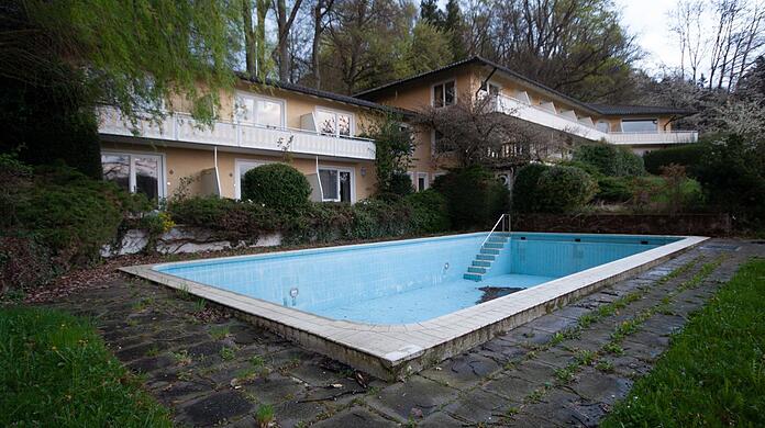 Einst ein beliebtes Motiv auf Klinik-Ansichtskarten: der Pool.
