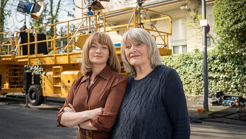 Nina Gummich und Alice Schwarzer am Set von "Alice".