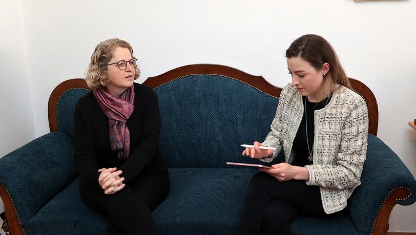 Pfarrerin Stefanie Wist (l.) im Gespräch mit AZ-Reporterin Julia Wohlgeschaffen.