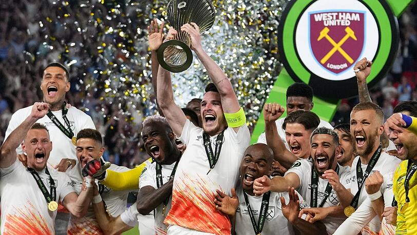 Conference-League-Sieger und vielleicht bald beim FC Bayern: Declan Rice (mit Pokal).