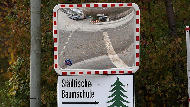 Dieses Schild zeigt, wo es zur Baumschule geht