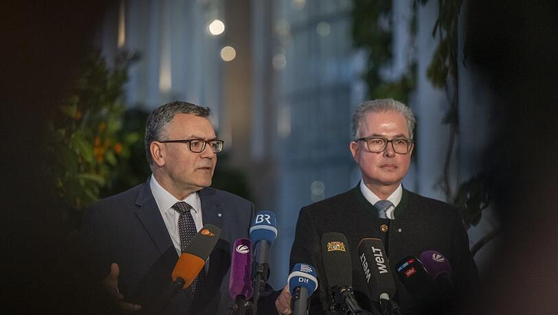Florian Herrmann (l., CSU) und Florian Streibl (Freie Wähler) am Montagabend nach dem Koalitionsausschuss.