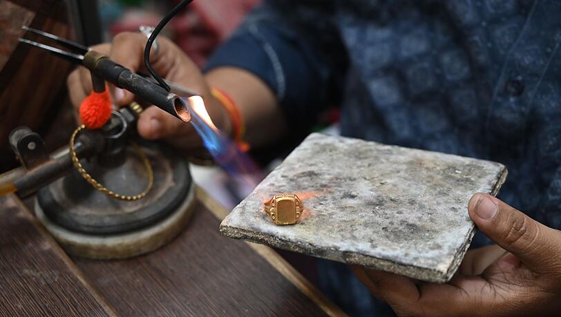 Nach der Rekordrally sackte der Goldpreis zuletzt wieder ab. (Archivbild)