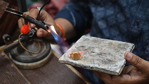 Nach der Rekordrally sackte der Goldpreis zuletzt wieder ab. (Archivbild)