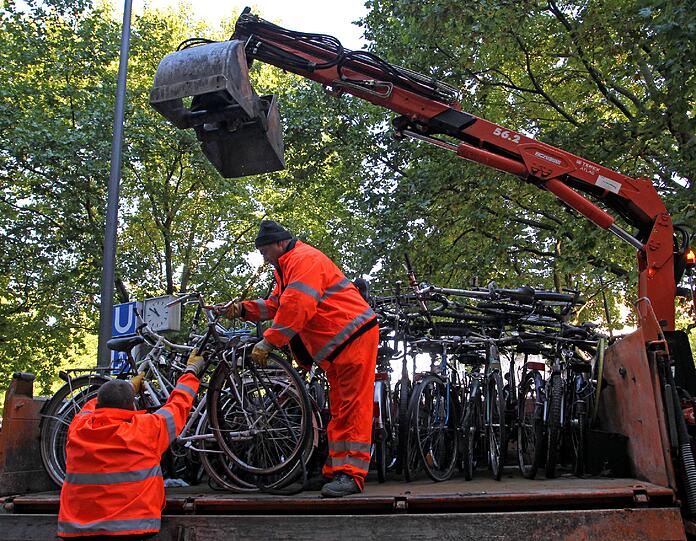 Verbeult, ausgeschlachtet, vergessen - das Baureferat entsorgt Schrott-Radl aus der Stadt, weil sie Platz wegnehmen und dem Stadtbild schaden. Die Bilder der Entsorgungs-Aktion.