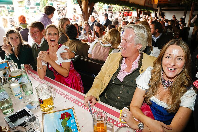 Die vielen Fotografen aber störten das smarte, gut gelaunte Paar überhaupt nicht.