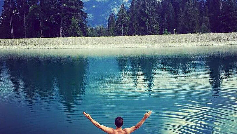Der Sportler Felix Neureuther zeigt sich vor einem Bergsee von seiner besten Seite. Besonders lustig ist seine doppeldeutige Bildunterschrift "Free Willy!“ bei Facebook. Der Sportler Felix Neureuther zeigt sich vor einem Bergsee von seiner besten Seite. Besonders lustig ist seine doppeldeutige Bildunterschrift "Free Willy!“ bei Facebook.